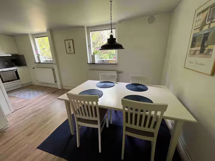 Kökets matplats med bord och fyra stolar