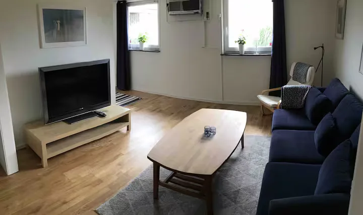 Vardagsrum med TV, soffa och soffbord